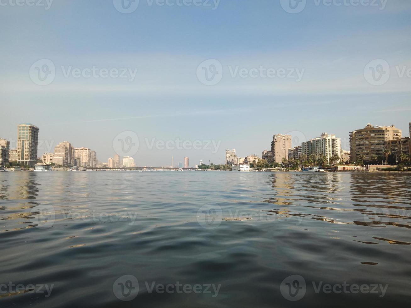 stora byggnader vid Nilen. Kairo City, Egypten foto