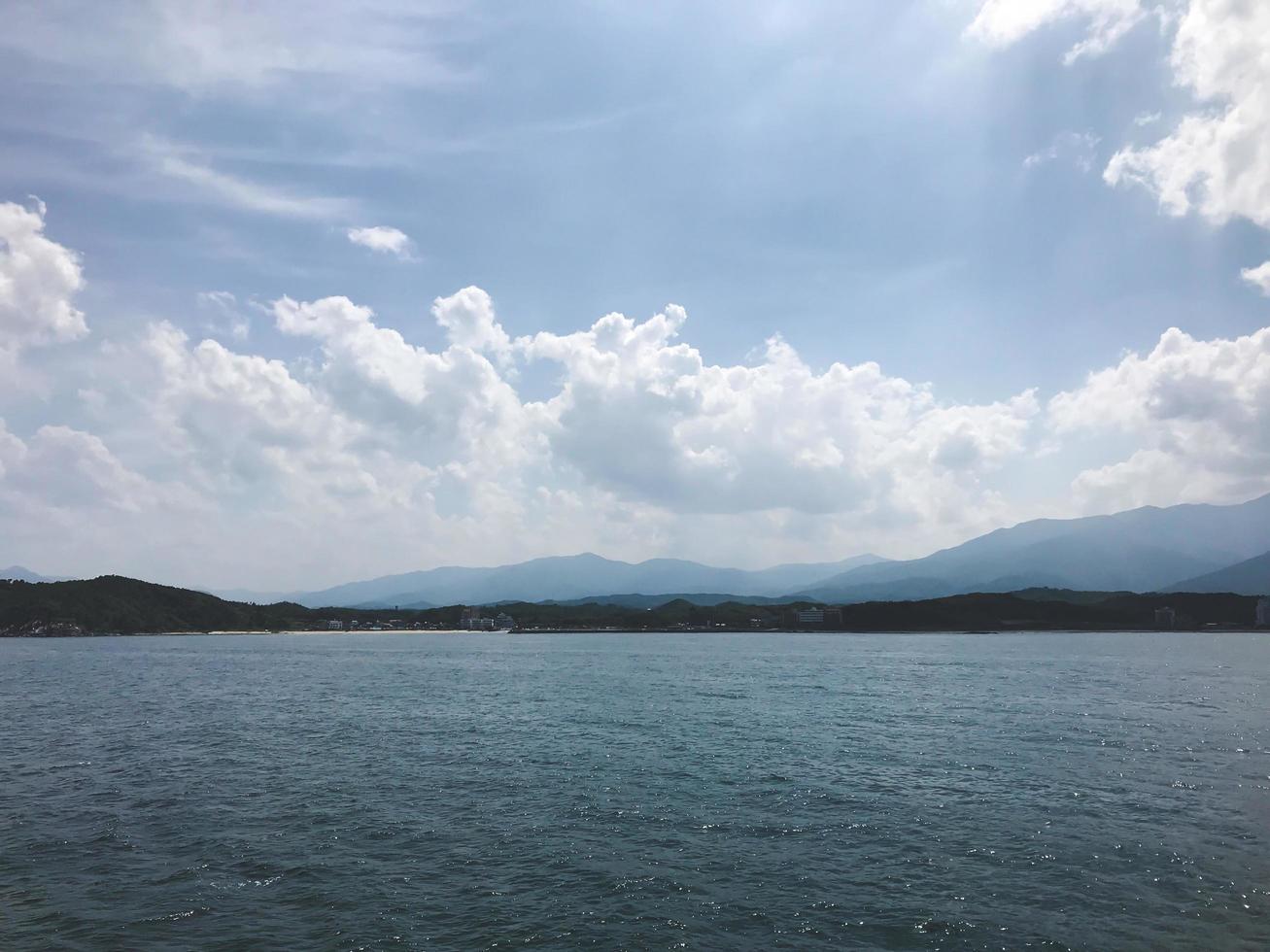 den vackra utsikten till bergskusten i Sydkorea från det japanska havet foto