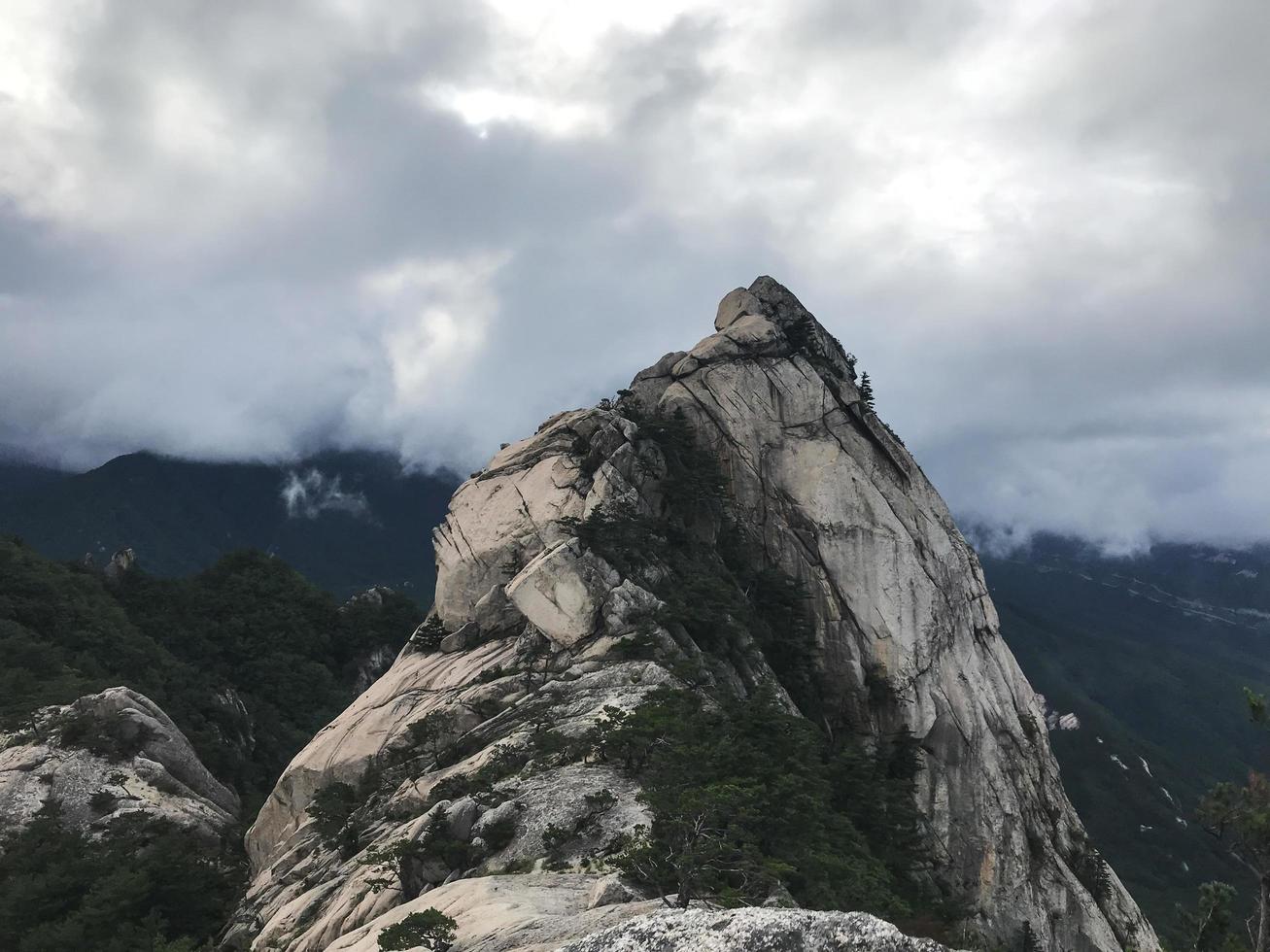 stora stenar vid Seoraksan nationalpark, Sydkorea foto