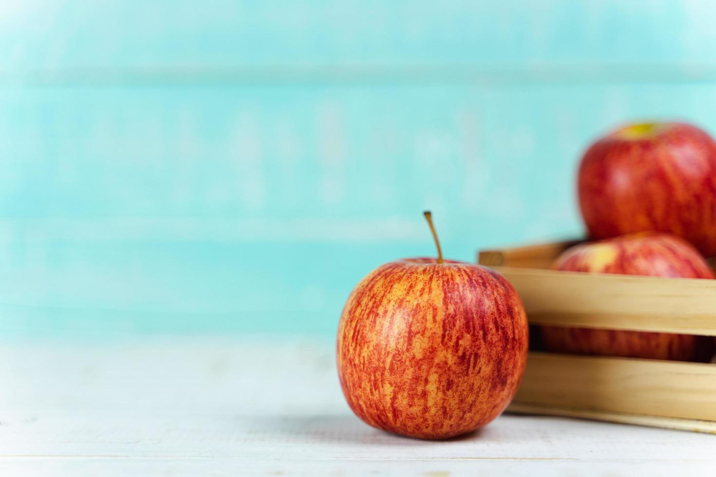 färska röda äpplen på träbakgrund. foto