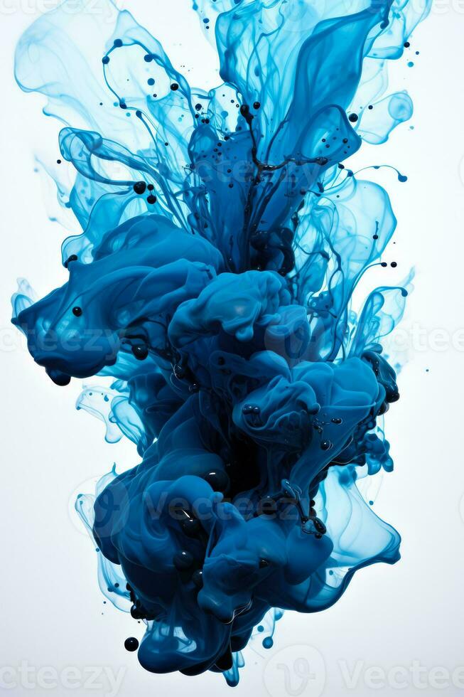 bläck stänk skapande ett konstnärlig mönster i vatten isolerat på en vit bakgrund foto