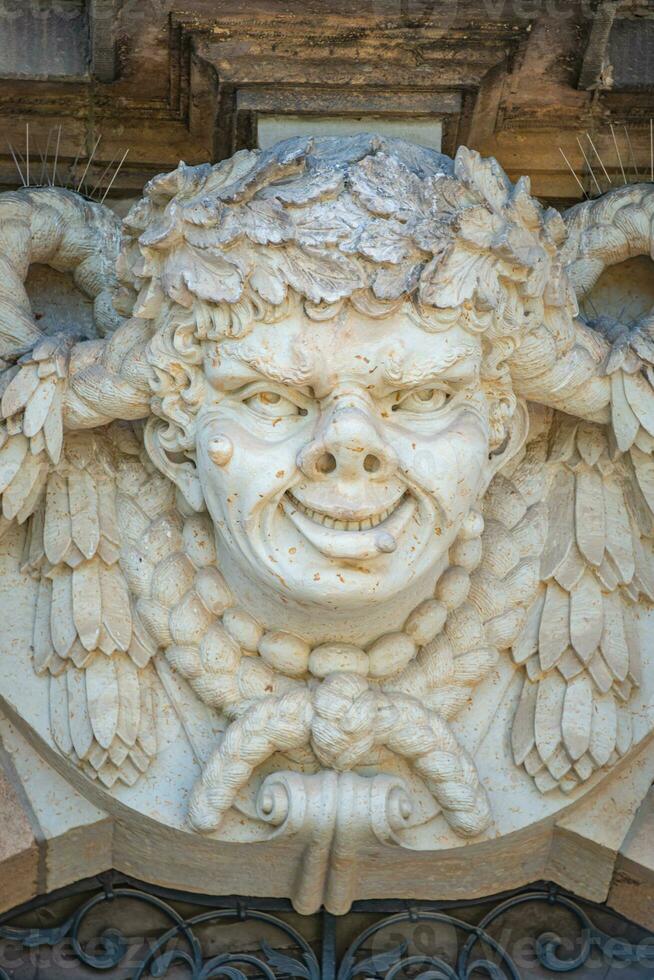 Dresden, Tyskland - gammal skulptur av rolig, knepig och glad dickens i historisk stadens centrum av Dresden, på kunglig stor trädgård palats i huvud största stad parkera och trädgårdar foto