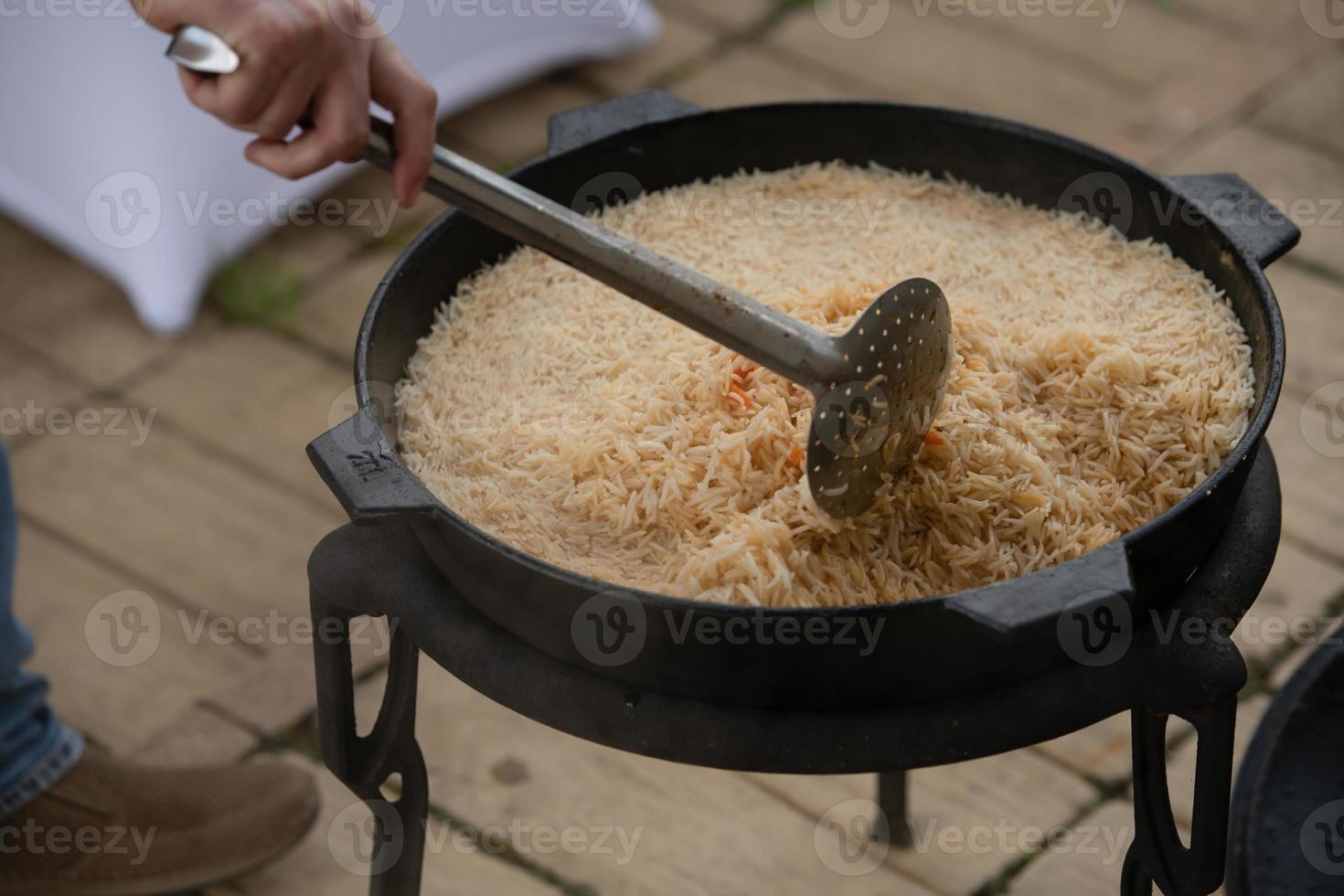 processen att tillaga pilaf. nationell maträtt med orientalisk mat. foto