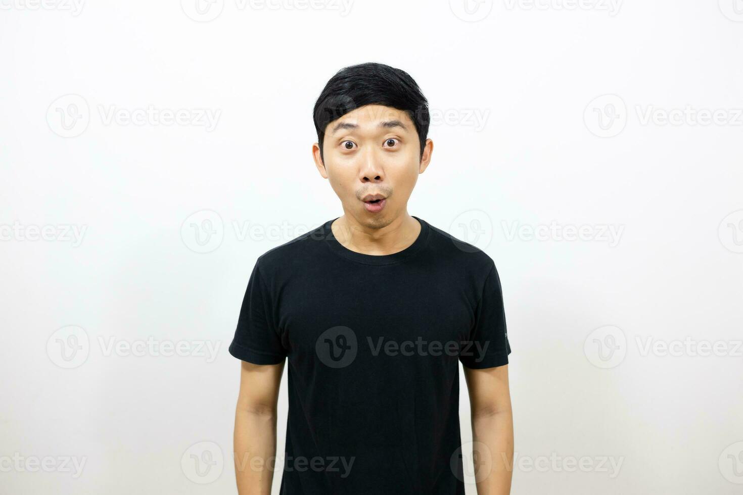 asiatisk man svart skjorta känner upphetsad på hans ansikte isolerat foto