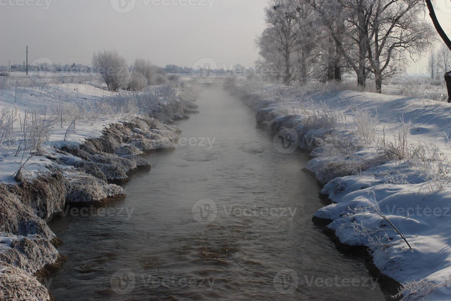 flod i en snöig vinter. vackert vinterlandskap. foto