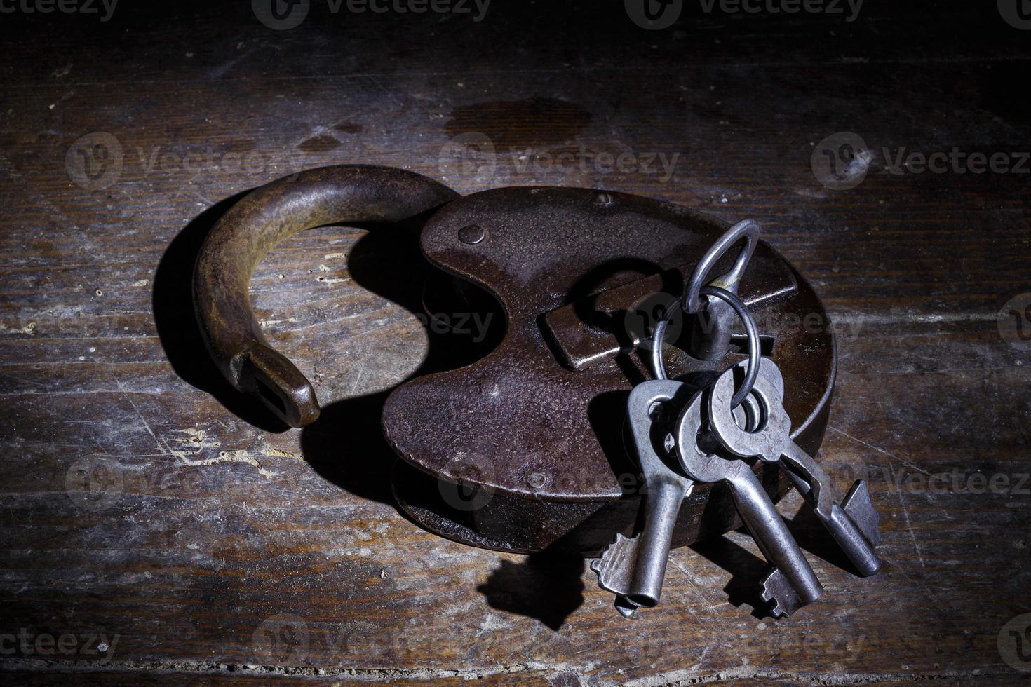 gammalt lås med nycklar i mörkret foto