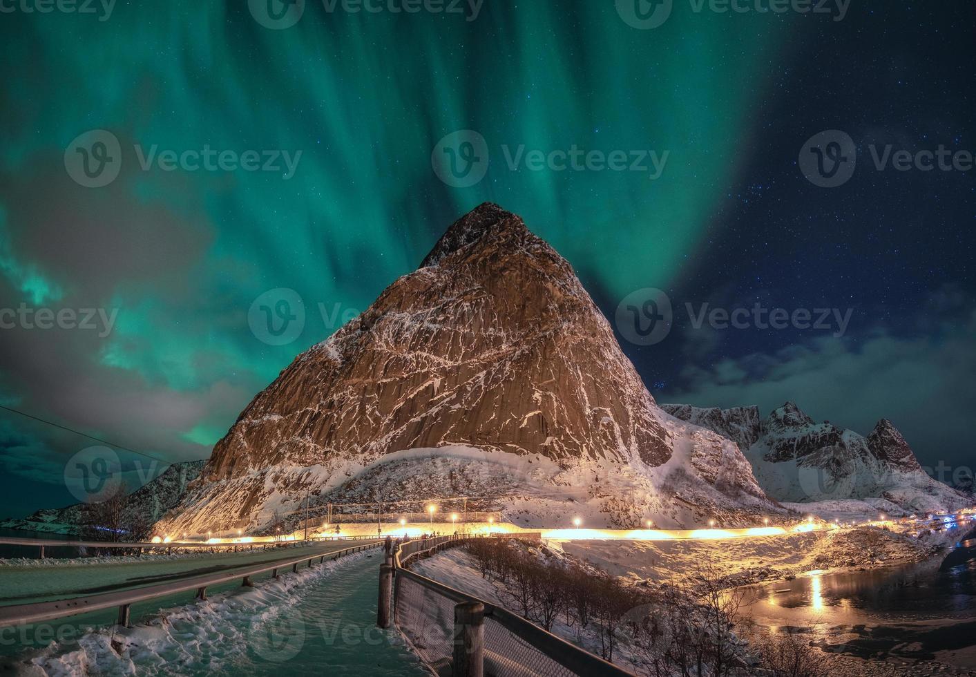 aurora borealis med stjärna över snöiga berg i reine på lofoten öar foto