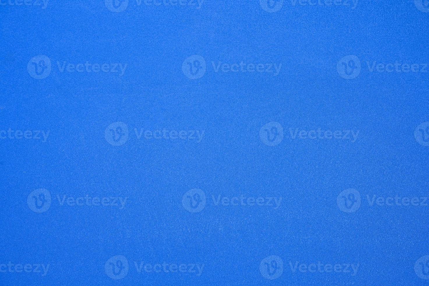 blå syntetiskt gummifält på tennisbanan foto