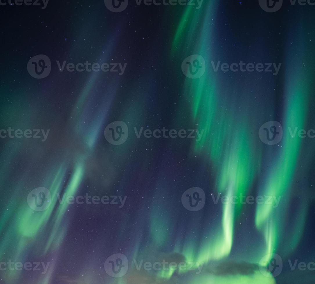 aurora borealis, norrsken med stjärnor som glöder på natthimlen foto