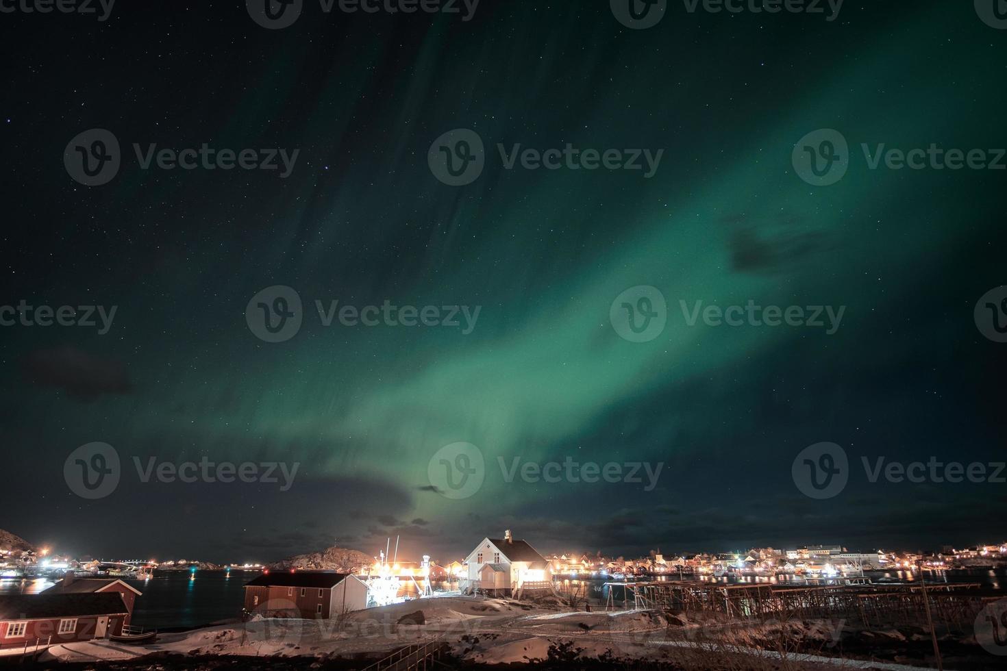 norrsken, aurora borealis över skandinavisk by vid kusten vid lofoten öarna foto