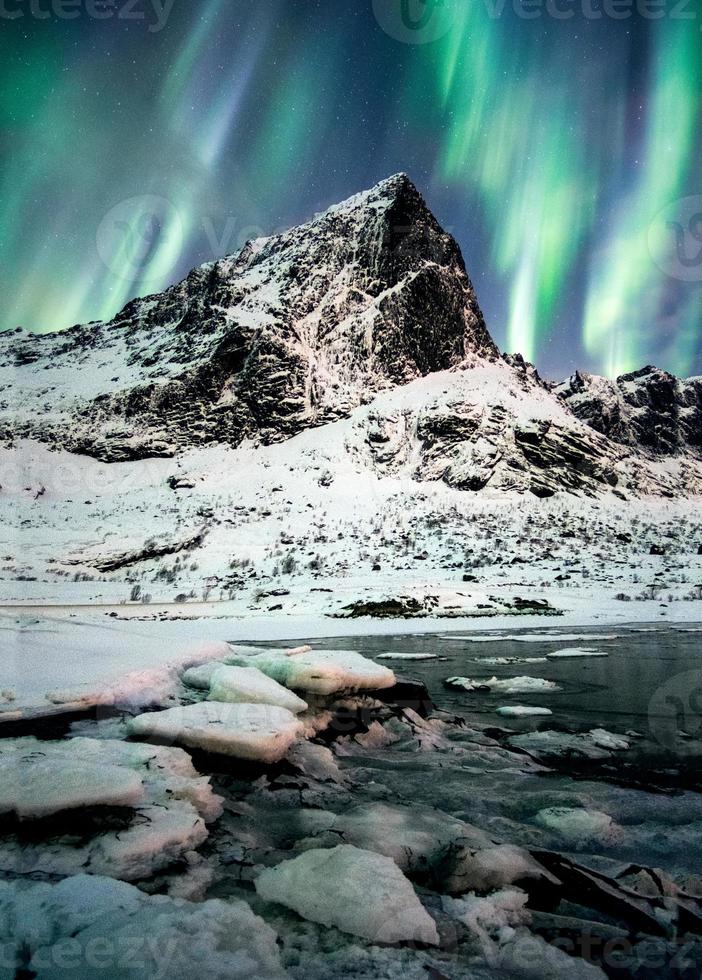 aurora borealis, norrsken explosion över berg i glaciären foto