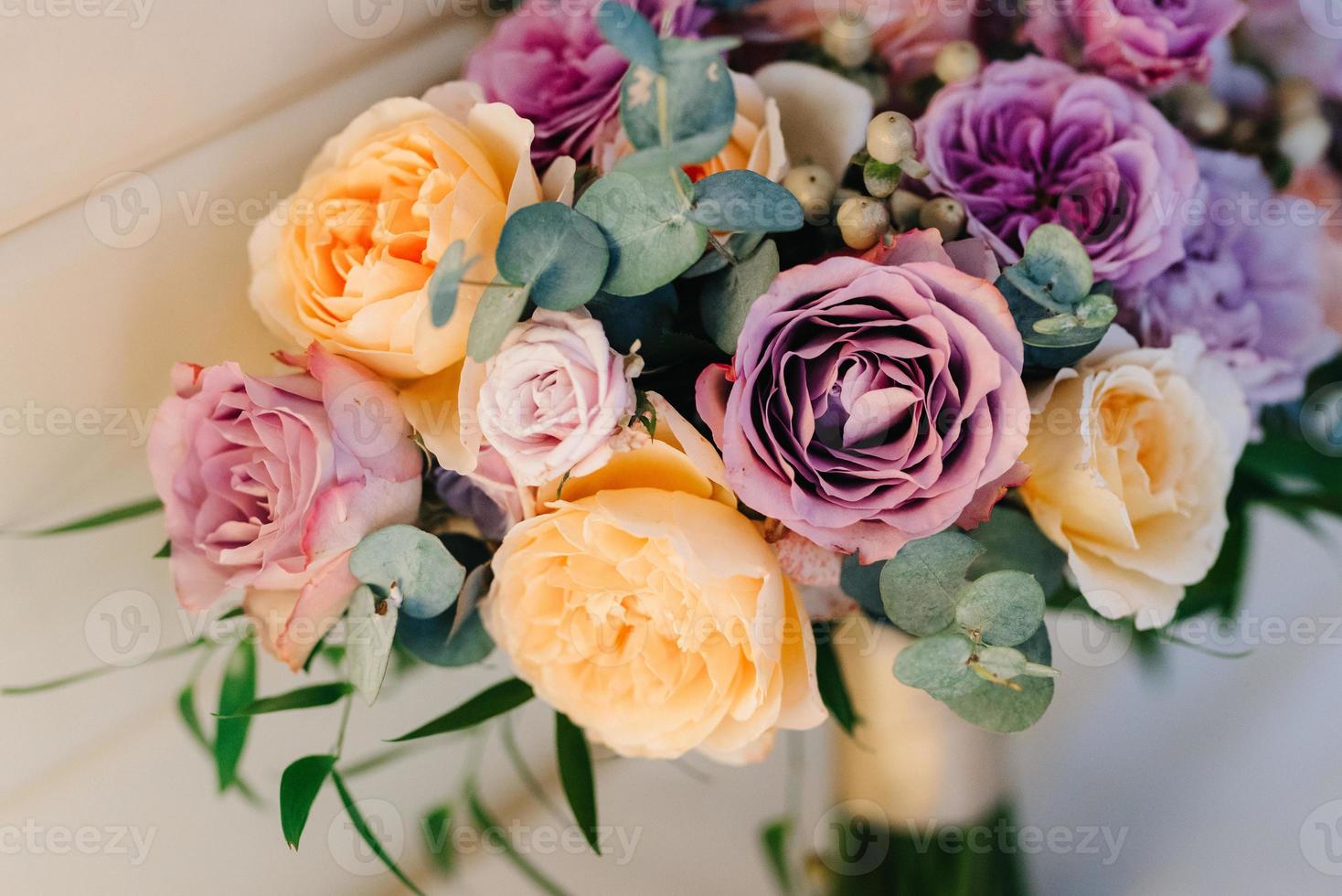 elegant bröllopsbukett med färska naturliga blommor foto