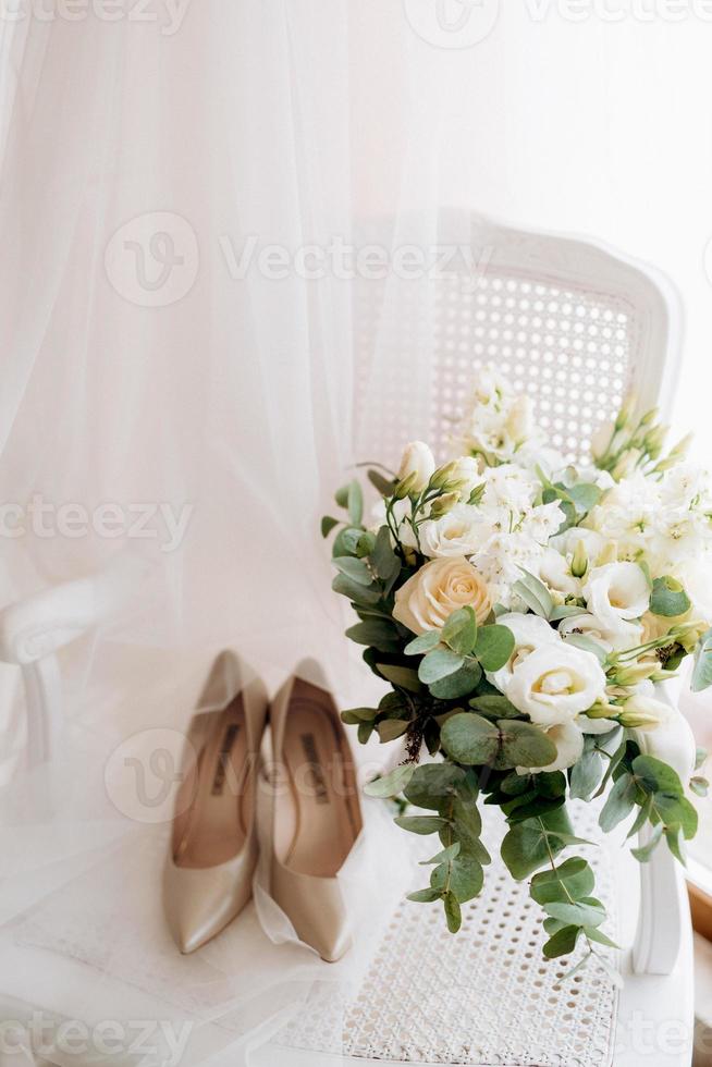 elegant bröllopsbukett med färska naturliga blommor foto
