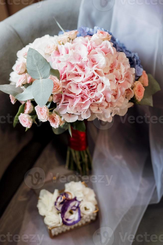 elegant bröllopsbukett med färska naturliga blommor foto