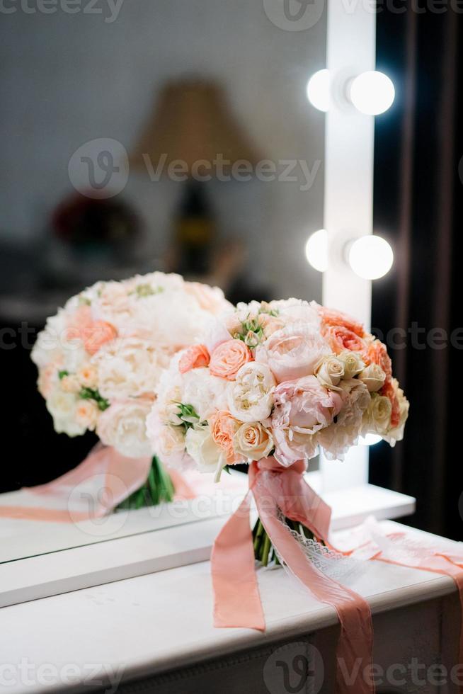 elegant bröllopsbukett med färska naturliga blommor foto