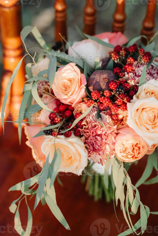 elegant bröllopsbukett med färska naturliga blommor foto