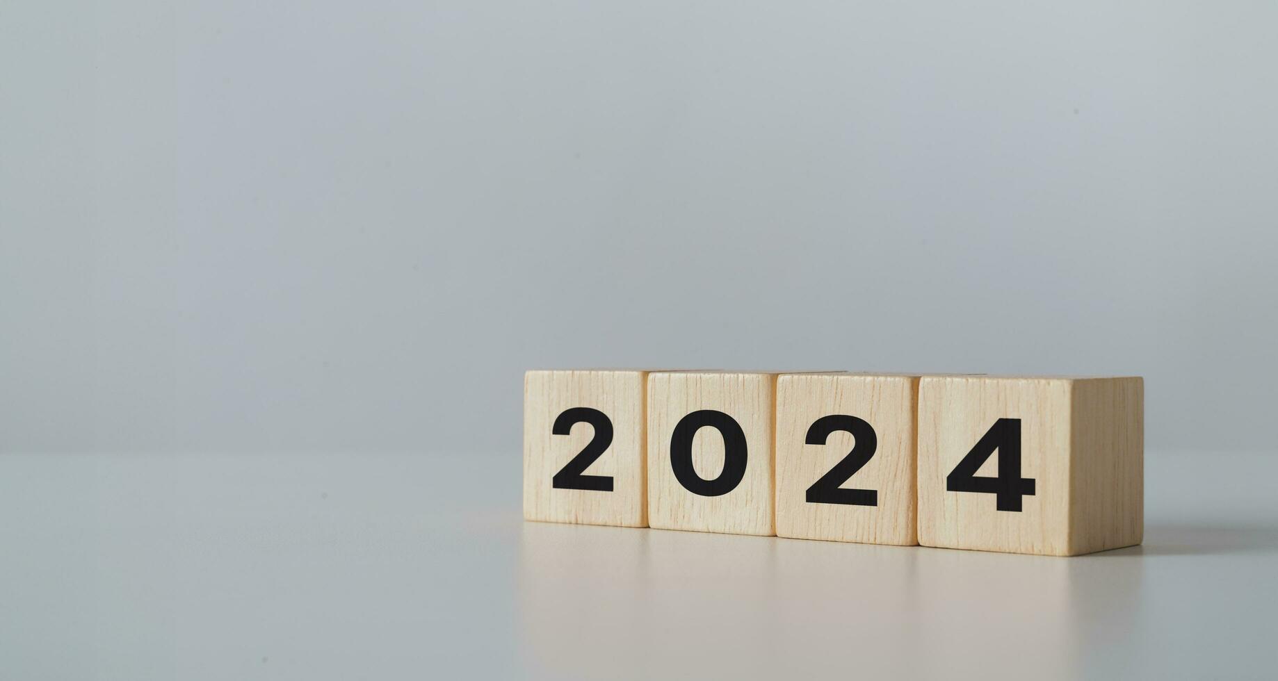 Start till år 2024. trä- kub blockera med 2024 år text. Lycklig ny år begrepp. foto