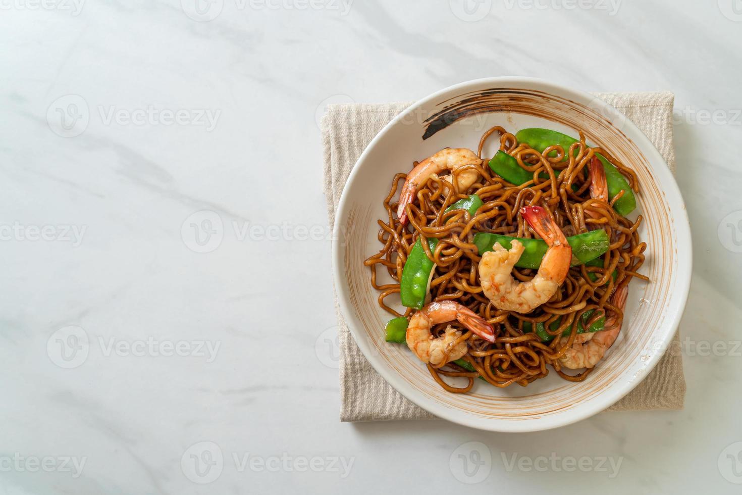 uppstekt yakisoba nudlar med gröna ärtor och räkor - asiatisk matstil foto