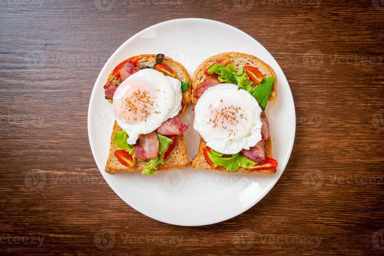 helvete bröd rostad med grönsaker, bacon och ägg eller ägg Benedict, till frukost foto