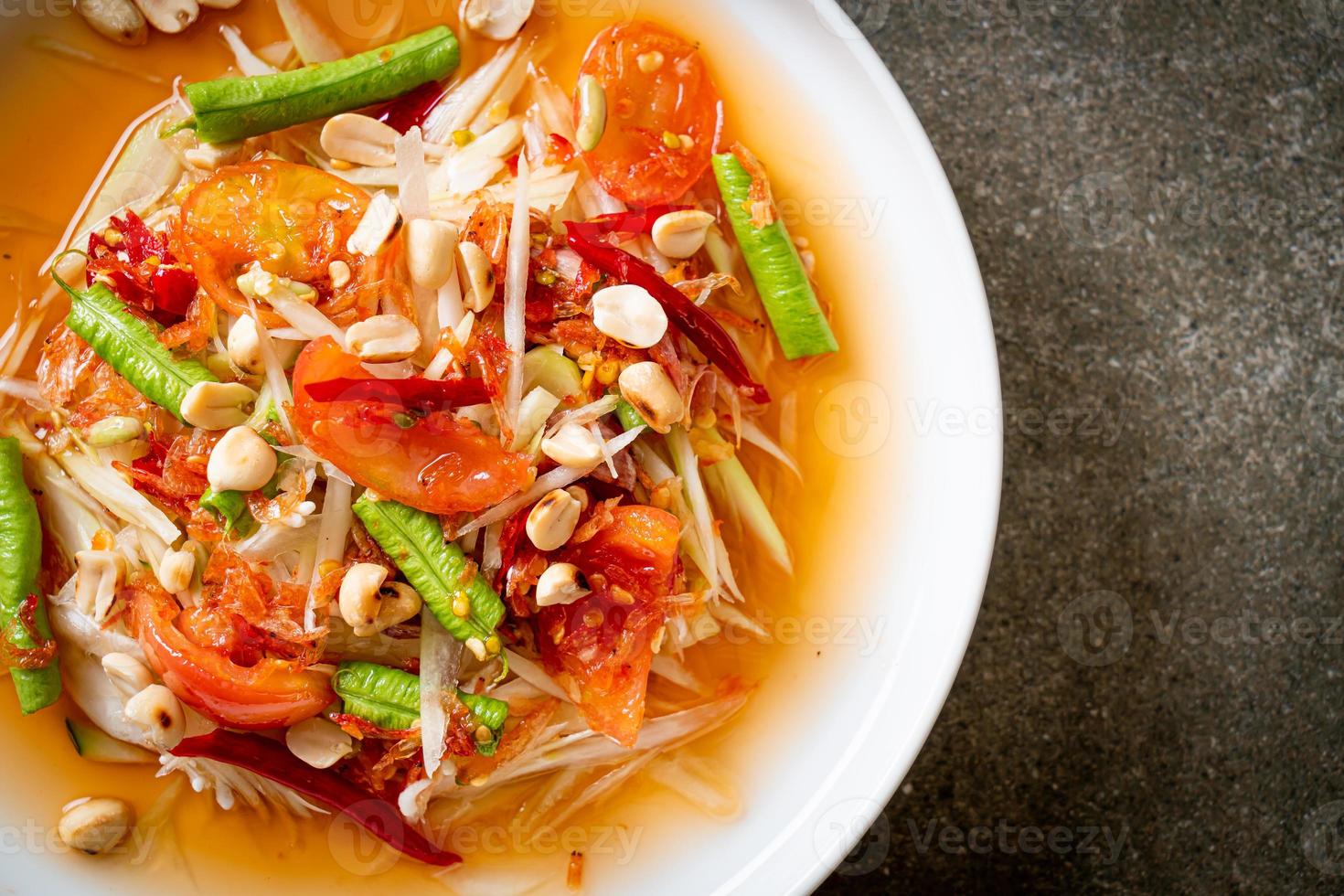 papaya kryddig sallad - somtam - thailändsk traditionell gatamatstil foto