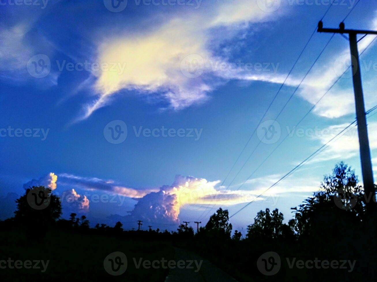 moln klängande tillsammans tycka om djur ljus himmel, lysande ljus, vit bakgrund, orange bakgrund, ris fält träd, bakgrund, blå himmel, ljus, blå himmel foto