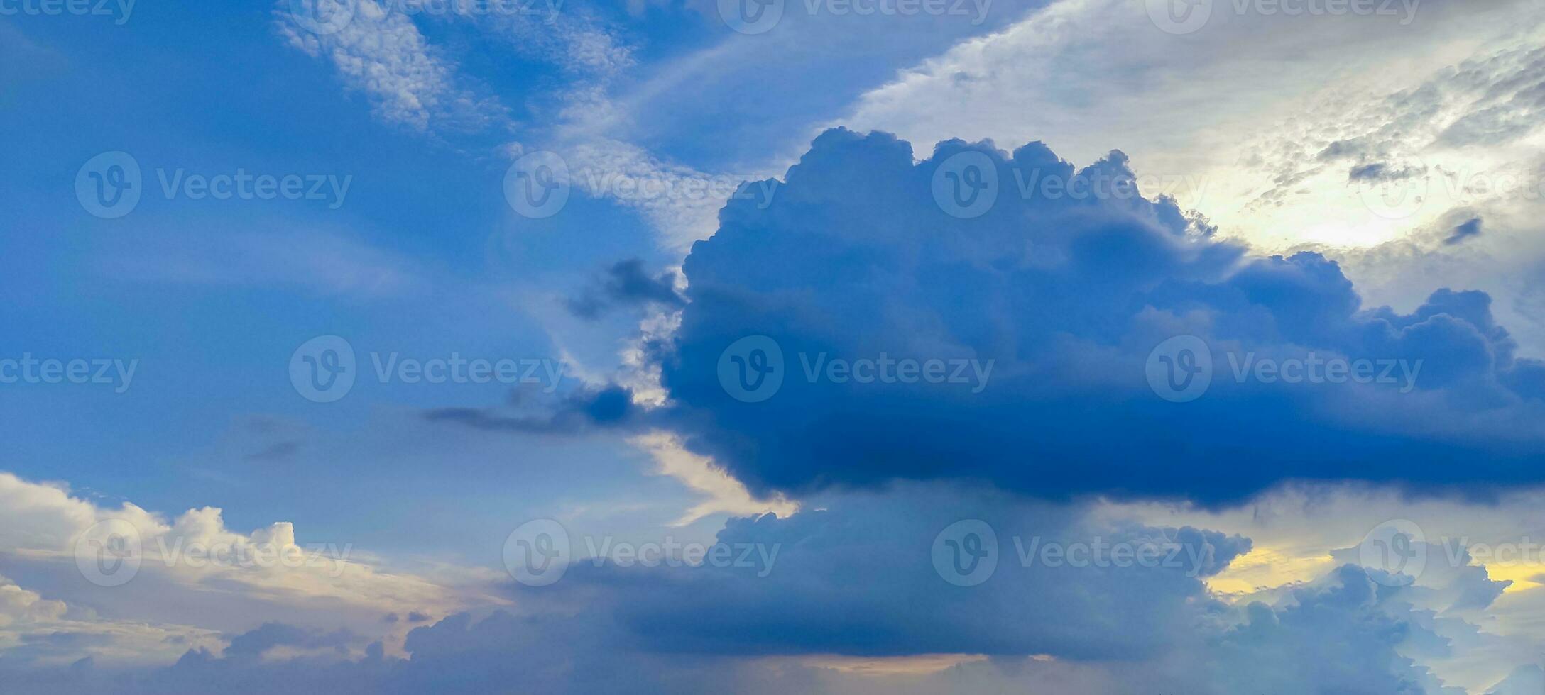 blå himmel och vit moln klar sommar se, en stor vit moln är i de himmel, en blå himmel med moln och några vit moln foto