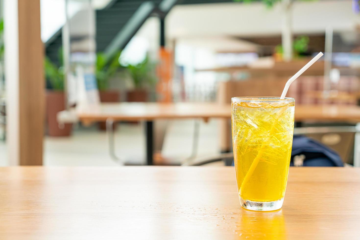 isad krysantemumjuice på träbord i kaférestaurang foto