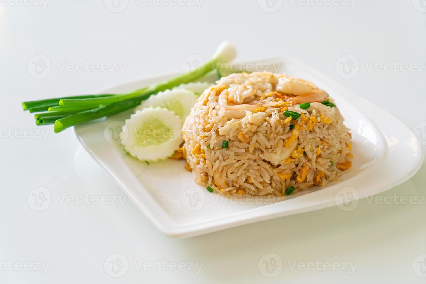 stekt ris med räkor och krabba på den vita plattan foto