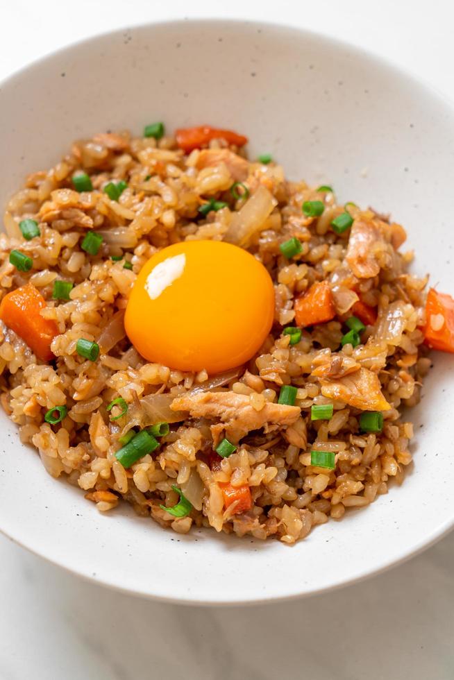 lax stekt ris med sylt ägg överst - asiatisk matstil foto