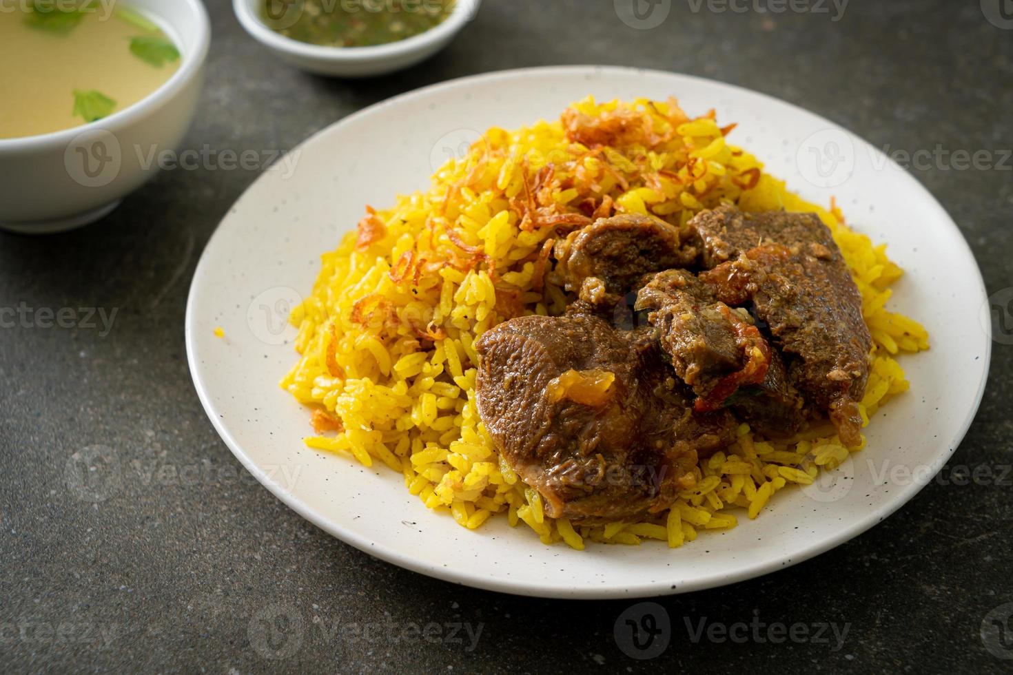 nötkött biryani eller curried ris och nötkött - thailändsk-muslimsk version av indisk biryani, med doftande gult ris och nötkött foto