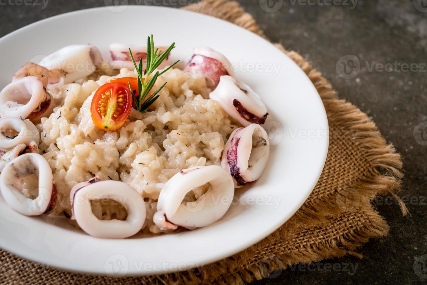 hemlagad bläckfisk eller bläckfiskrisotto foto