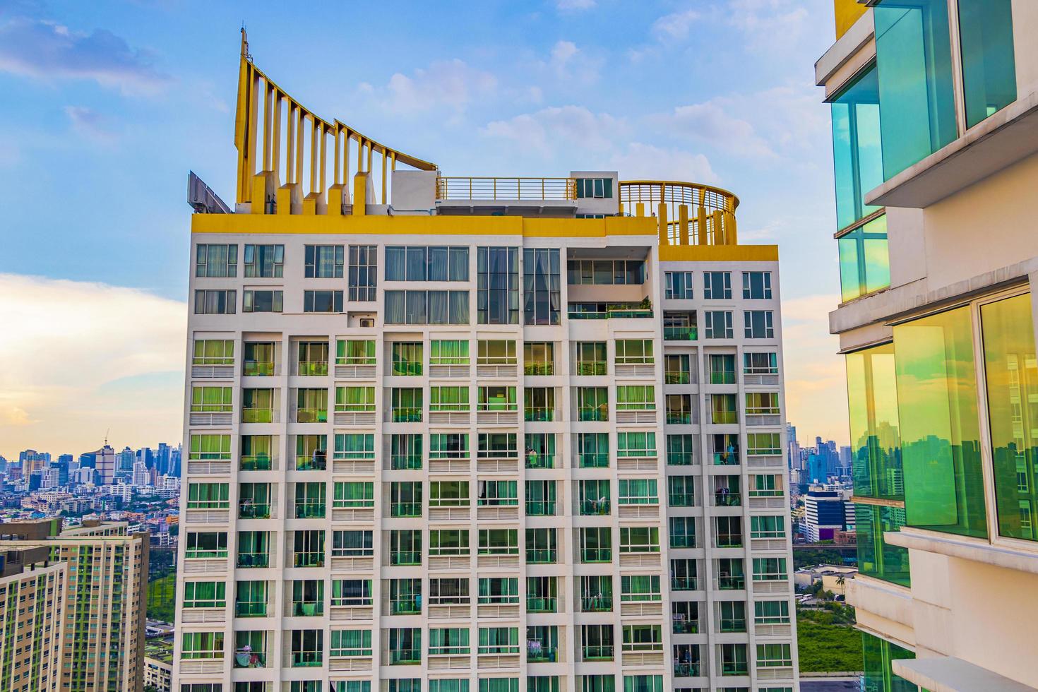 färgglad modern arkitektur i bangkok, thailand, 2018 foto