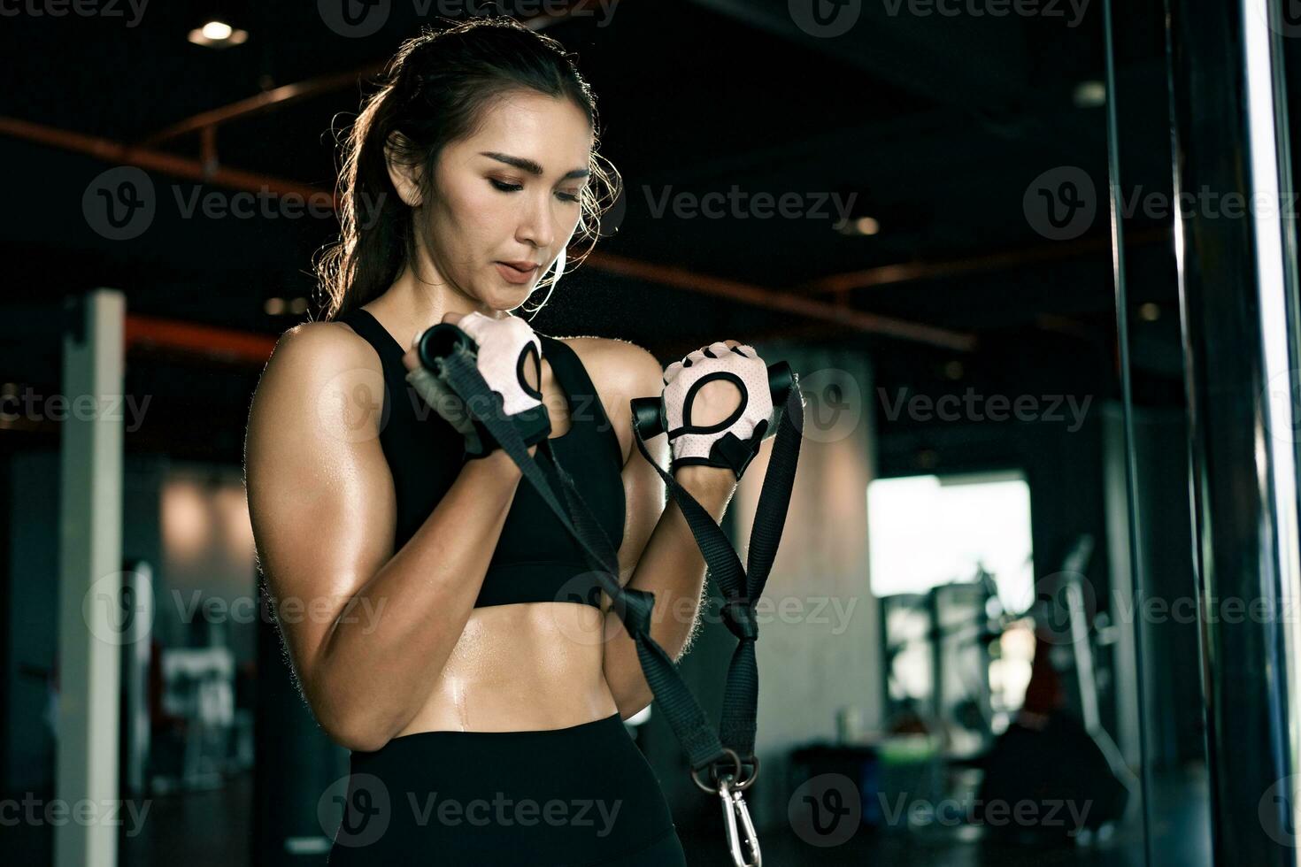 sportig kvinna tränar på multistation på gym för arm och axlar muskler. konditionsträning i gymmet. foto