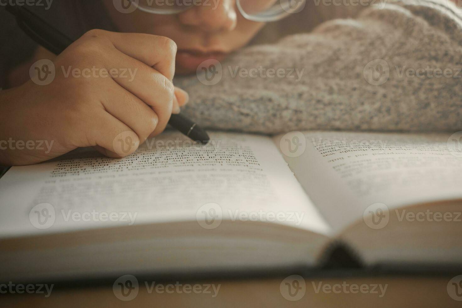 tråkig studerande flicka liggande på bok och läsning bok, studerande flicka på tråkig lektion känsla trött eller deprimerad. foto