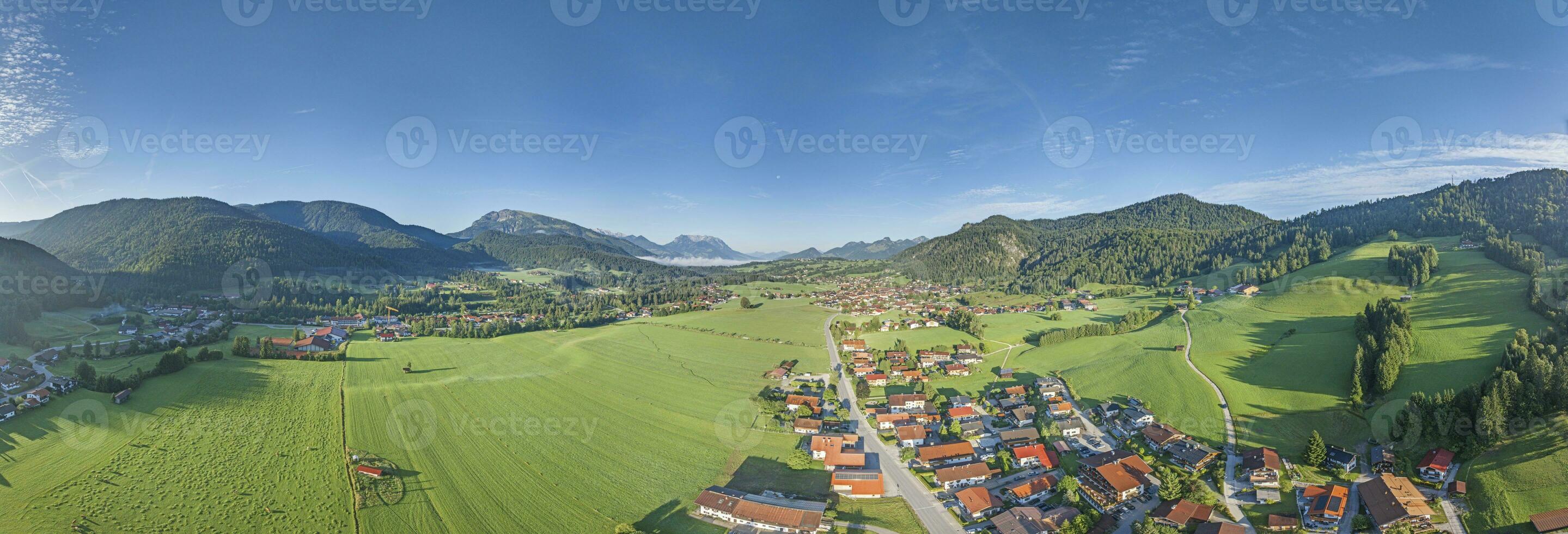 Drönare panorama över bavarian turist by reit jag är winkl i sommar foto