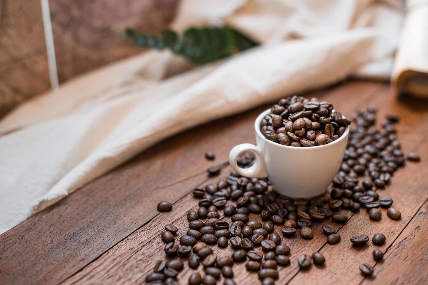 blandning av olika sorters kaffebönor. kaffe bakgrund foto