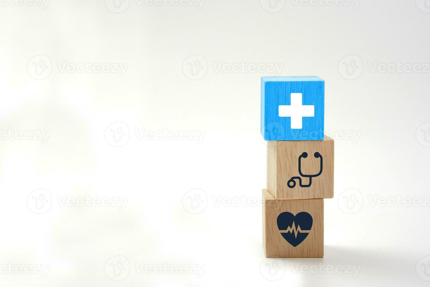 medicinsk ikoner på vertikal trä- block. hälsa vård, hälsa försäkring och behandling begrepp. foto