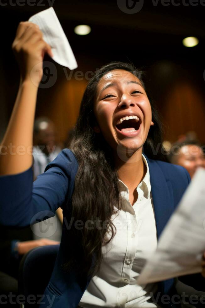 glad invandrare innehav medborgarskap papper tårar och skratt av lättnad foto