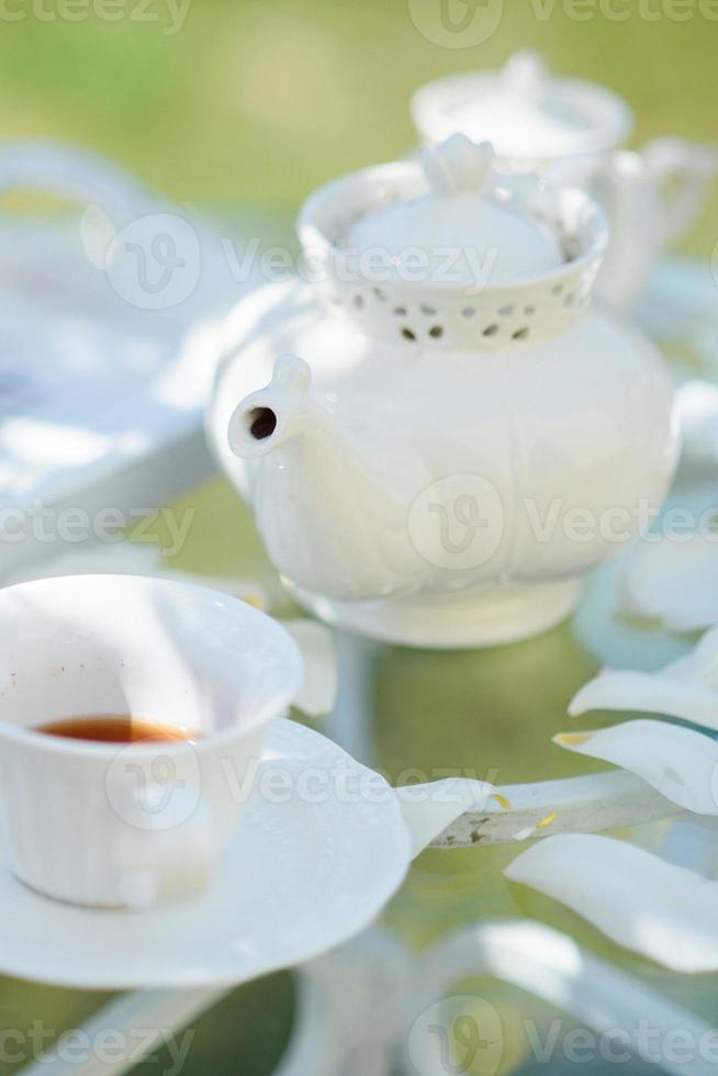 te dricka svart te med porslinskoppar och en tekanna foto