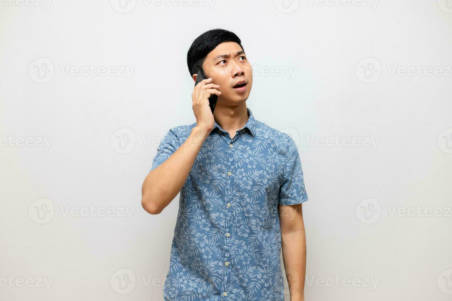 asiatisk man blå skjorta talande med mobil telefon isolerat foto