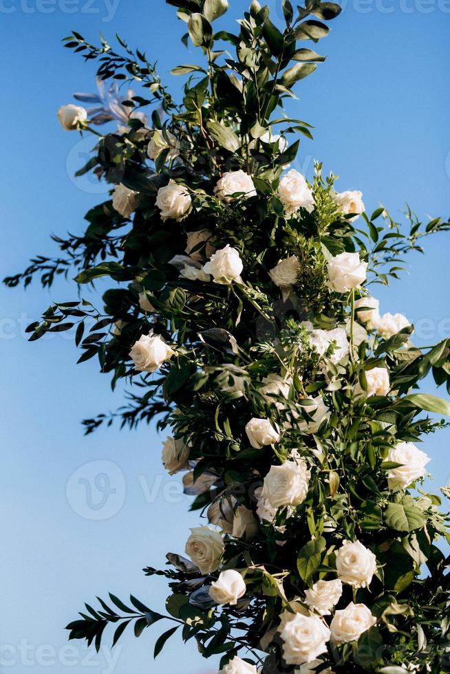 eleganta bröllopsdekorationer gjorda av naturliga blommor och gröna element foto