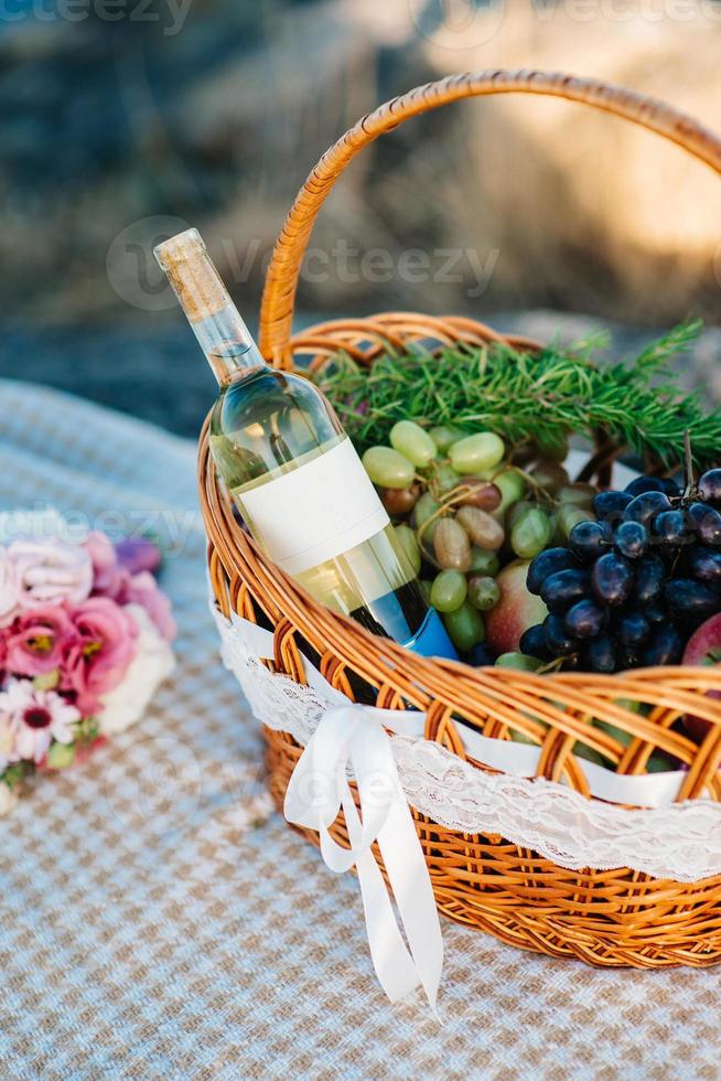 picknick i naturen med en korg med läckra produkter foto