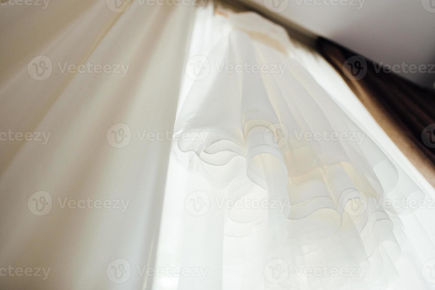 klä upp bruden i en bröllopsklänning med korsett och snörning foto