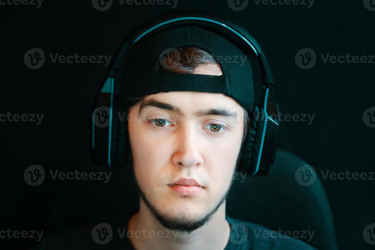 gamer streamer porträtt med headset foto