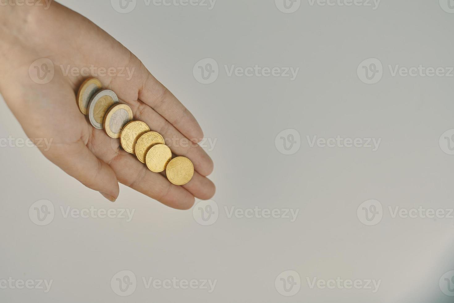mynt i personens händer. foto