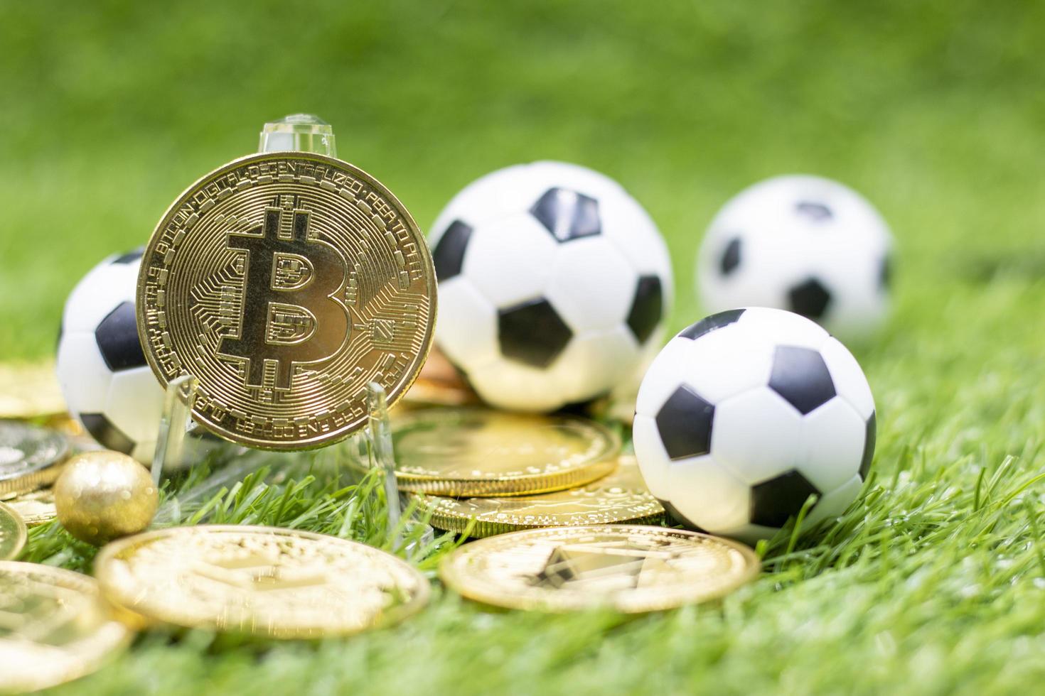 fotboll med bitcoin för vadslagningskoncept foto