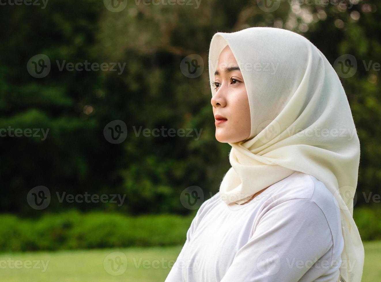 muslimska unga kvinnor gör yoga i parken foto