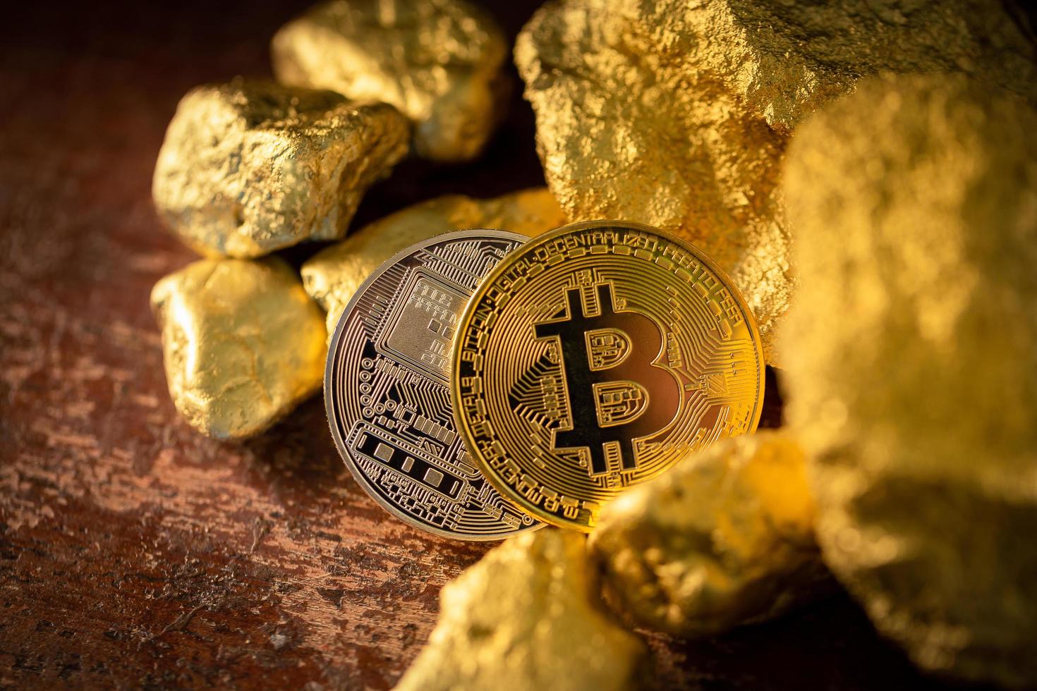 guld bitcoin fysisk bitcoin-kryptovaluta och guldklumpkorn. affärsidé foto