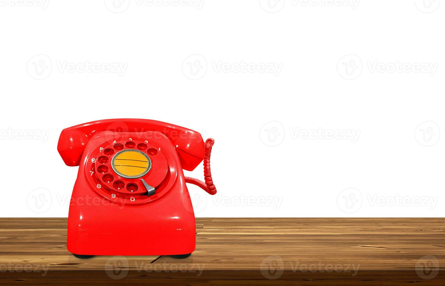 röd årgång telefon på trä- tabell isolerat på vit bakgrund. foto