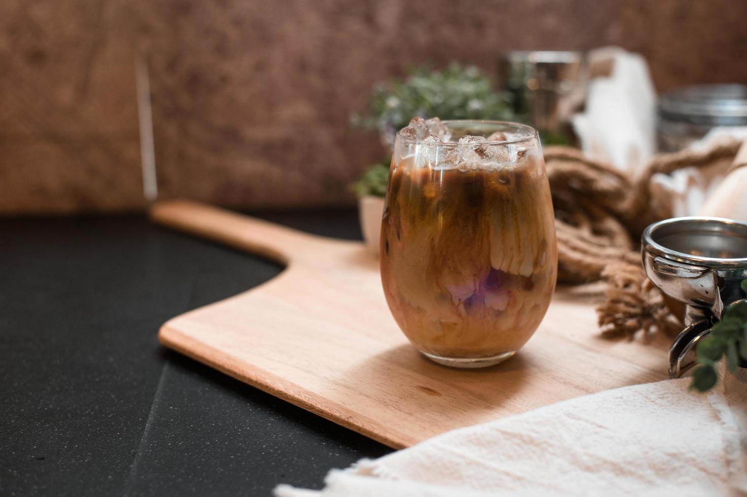 glas kaffe med mjölk på bordet foto